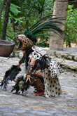 Вождь племени майя в маске ягуара во время обряда поклонения Богу Кукурузы