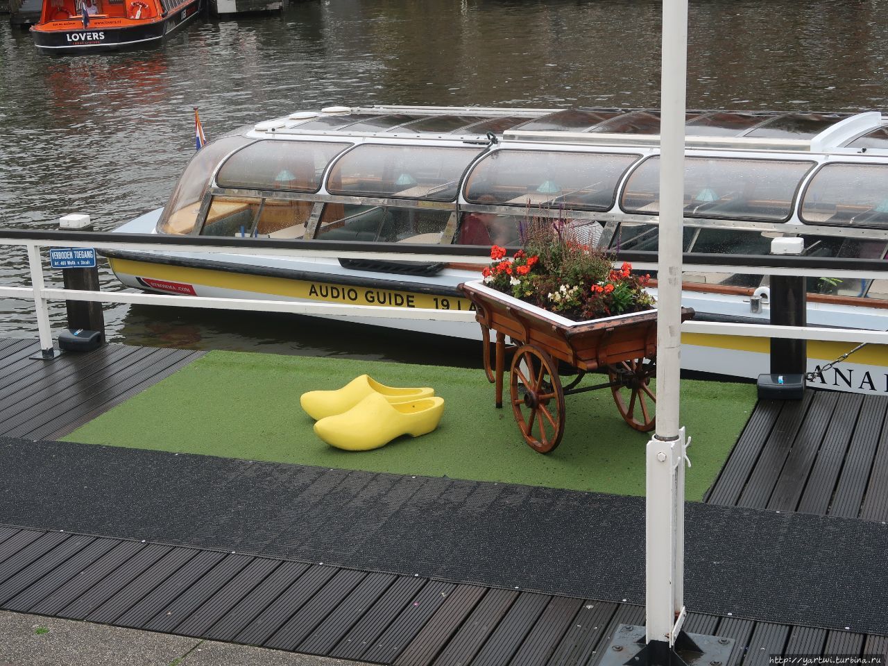 После самостоятельной прогулки с покупкой сувениров, обедом, дождем находим пристань. Нас ждет прогулка по каналам Амстердама. Амстердам, Нидерланды
