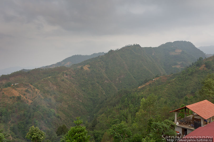 Вид из отеля Baltali Village Resort на холм Луква Панаути, Непал