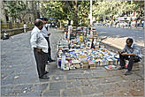 Газетные и книжные киоски располагаются в Бомбее прямо на тротуаре...
*