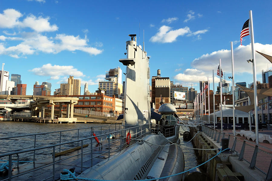 Подводная лодка на фоне Нью-Йорка Нью-Йорк, CША