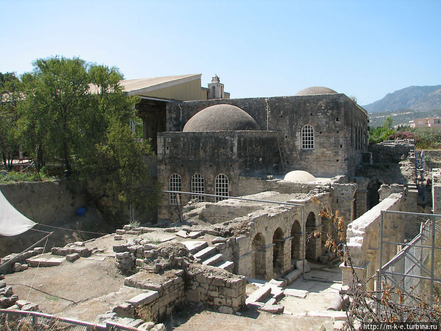 Вид на церковь с тыльной стороны Демре, Турция