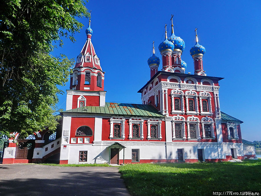 Первые укрепления вероятно возникли в 947 году, когда Ян Плескович запрашивал у княгини Ольги разрешения на строительство укреплений.