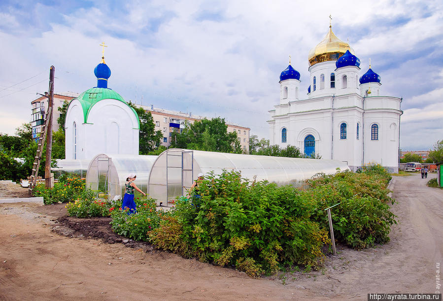 Во дворе женского монастыря в Троицке Троицк, Россия