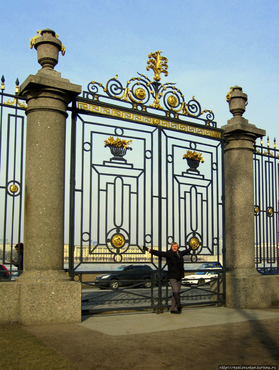 Ворота Летнего сада со стороны Дворцовой набережной. Санкт-Петербург, Россия