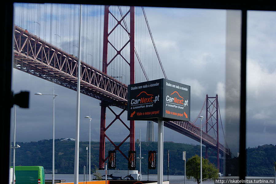 Мост 25 апреля из окна автобуса Лиссабон, Португалия