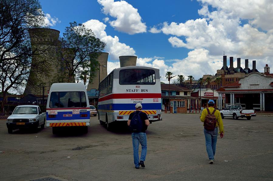 Привокзальная площадь в Булавайо с видом на электростанцию Булавайо, Зимбабве