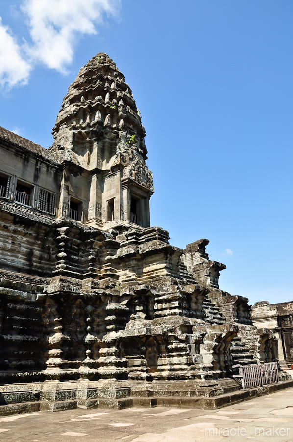 Основную, внутреннюю, часть храма венчают пять прямоугольных башен (четыре по углам и одна по центру) образующих очертания цветка лотоса. Центральная, самая высокая, башня символизирует собой священную гору Меру – центр мира. Ангкор (столица государства кхмеров), Камбоджа