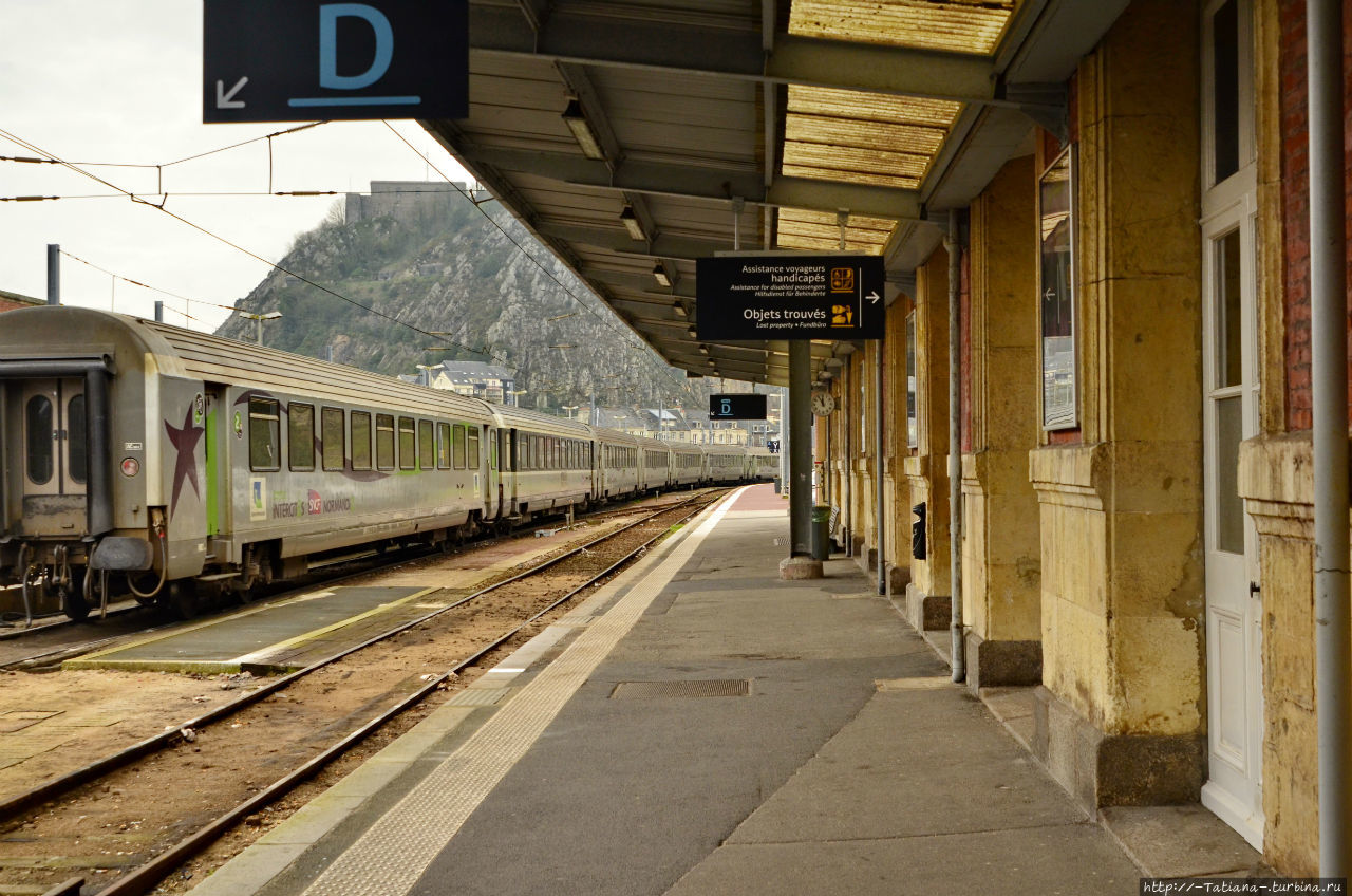 вокзал, где Женевьева провожает Ги и обещает ждать Шербур-Октевиль, Франция