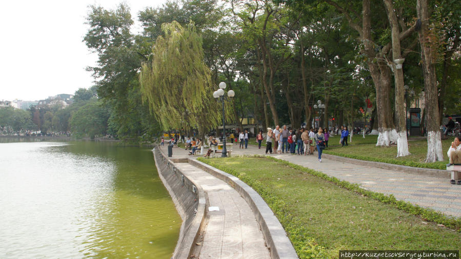 Парк у озера Возвращенного Меча Ханой, Вьетнам