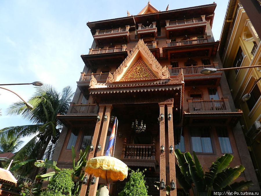 Центральный вход. Здание довольно новое, но выполнено в классическом кхмерском стиле. Сиемреап, Камбоджа