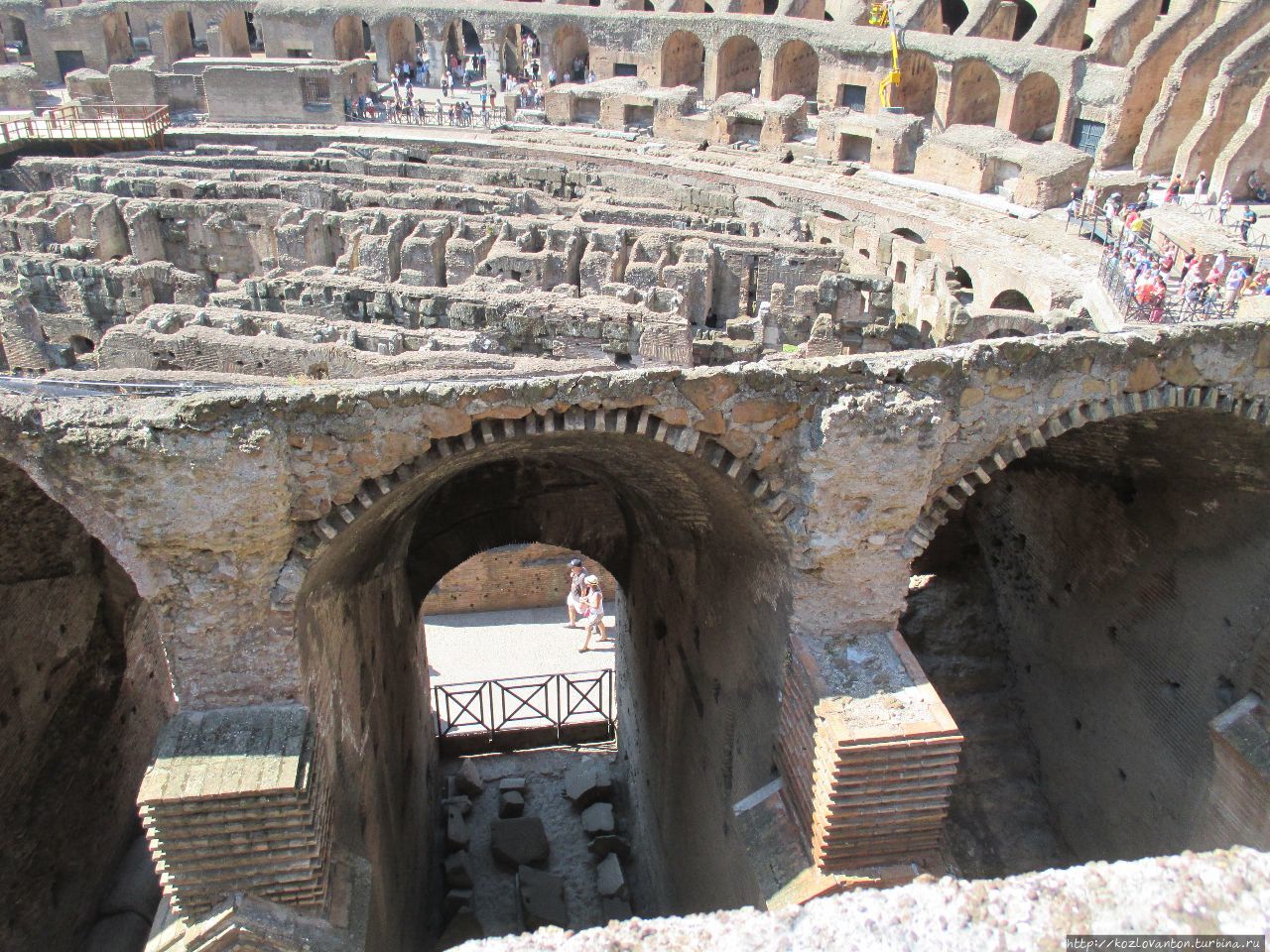 Тенистые арки спасают от летнего зноя. Рим, Италия
