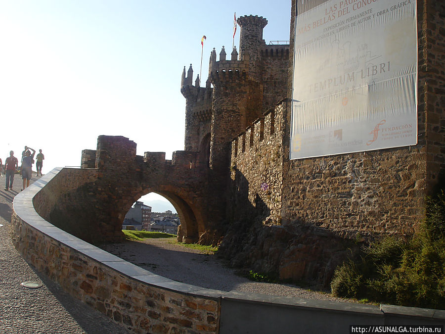 Находится замок в городе Понферрада, столице комарки El Bierzo, в старинном королевстве, а ныне испанской провинции — Леон. Он возвышается на высоком холме у слияния двух рек — Боэса и Сил. Понферрада, Испания