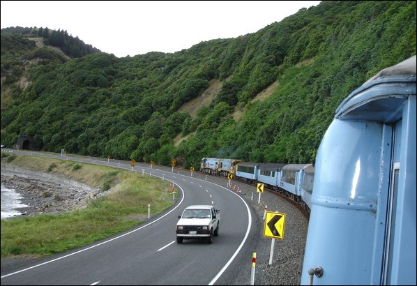 Поезд TranzCoastal идет по побережью Тихого океана. Фото из Интернета Крайстчерч, Новая Зеландия