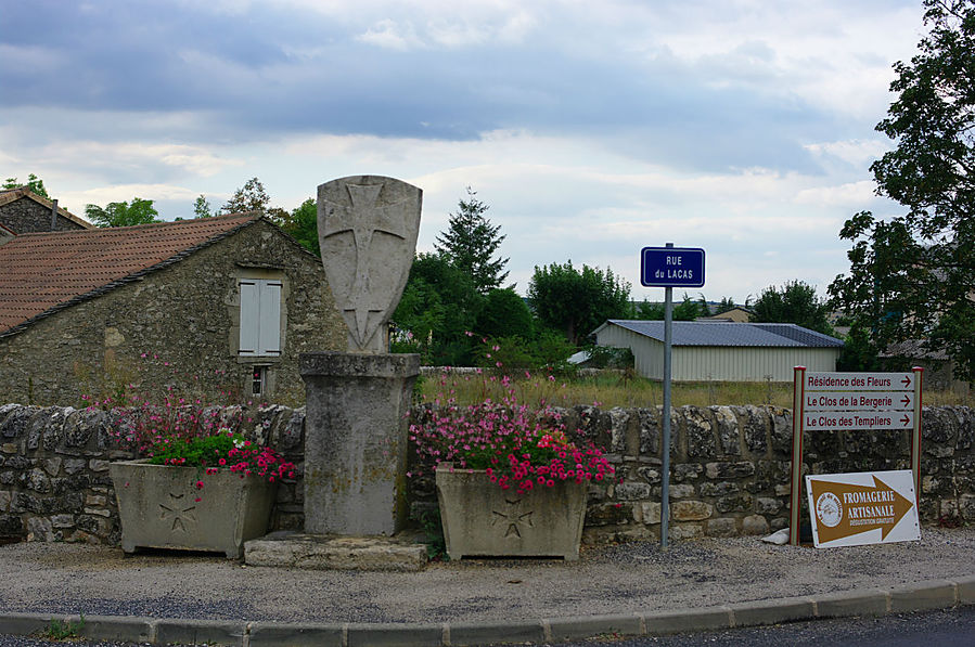 .. и памятники ушедшему ордену..