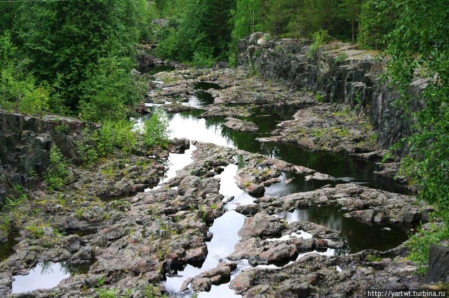 Видно, что русло реки пролегло в каменном ложе древней лавы. Гирвас, Россия