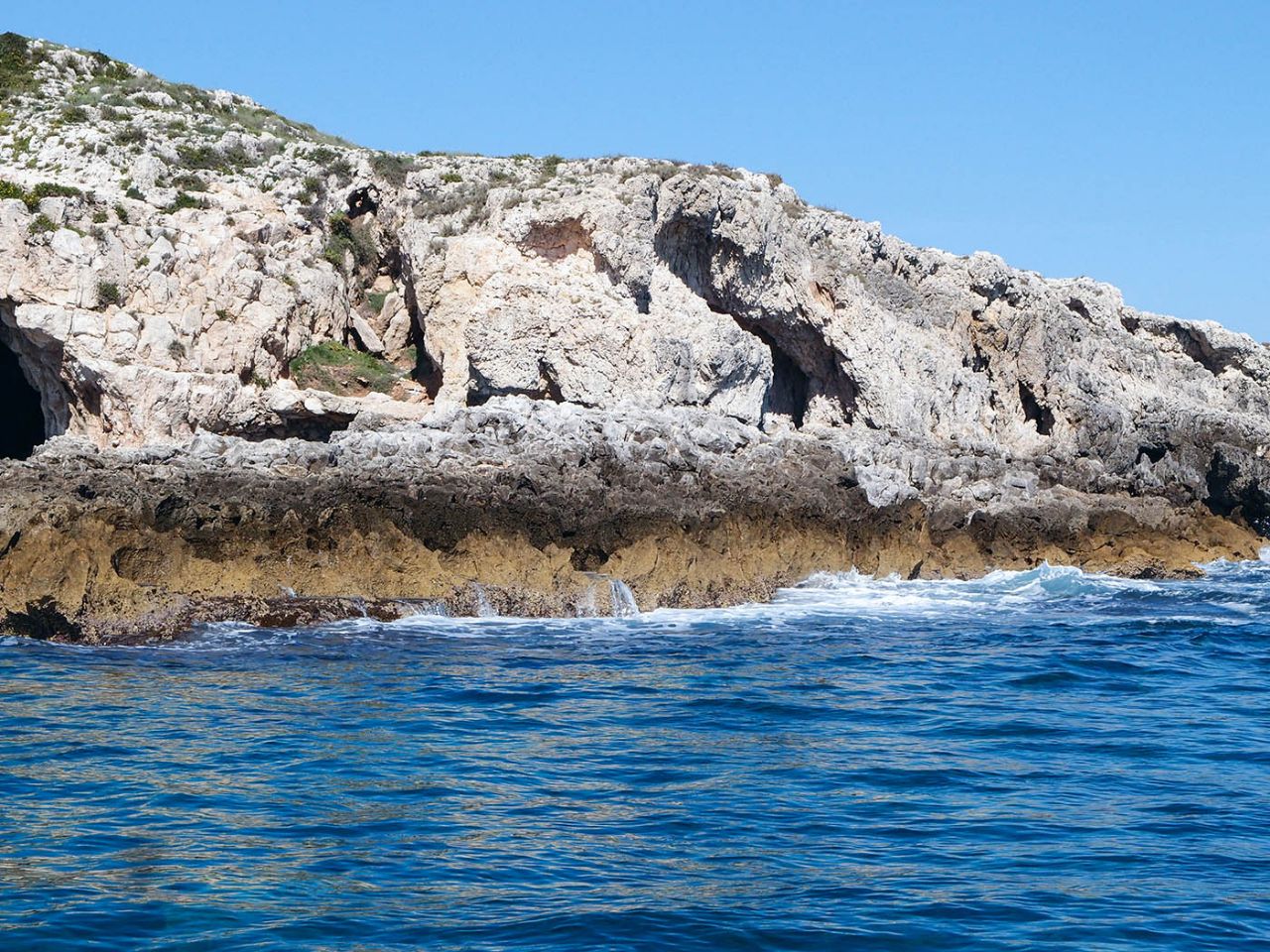 Только море, только ветер, только скалы впереди Сиракуза, Италия