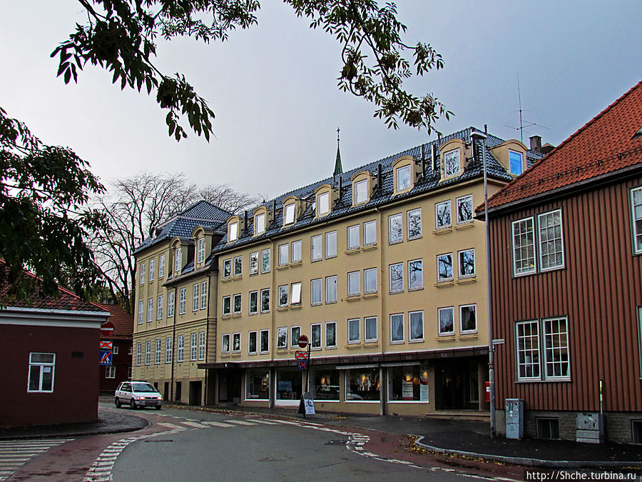 за этим домом улица перестает быть широкой проезжей, с уходит в парк с частным сектором