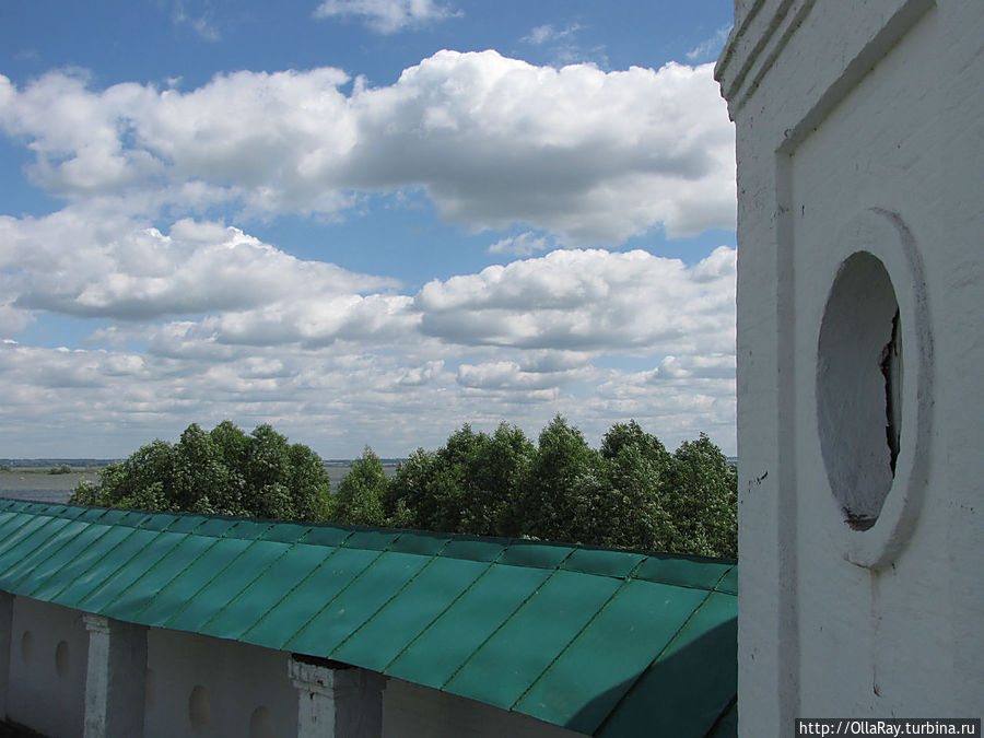 Вид из башни на озеро Неро и монастырскую стену. Ростов, Россия