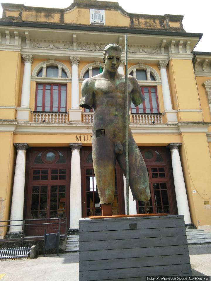 Пиэтрасанта — площадь Дуомо Пьетразанта, Италия