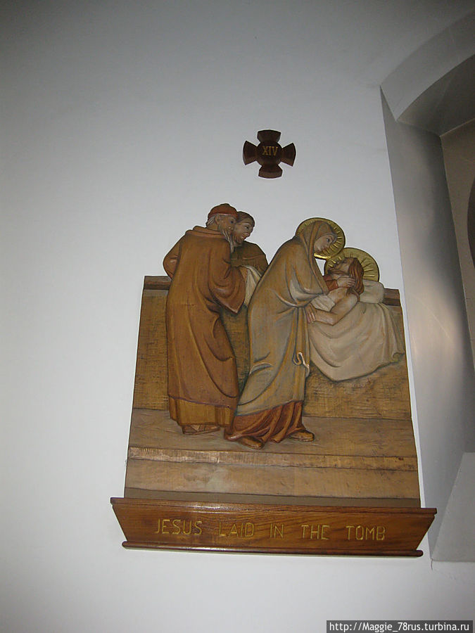 Четырнадцать барельефов, выполненных в викторианском стиле, рассказывают о пути Христа на Голгофу и принятии им мученической смерти на кресте.
Они были подарены Собору местными семьями.