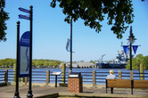Набережная реки Кейп-Фир. На заднем плане виден корабль-музей USS North Carolina