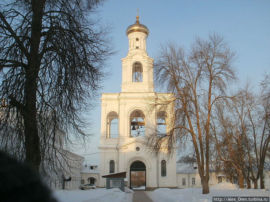 Колокольня построена в ХIХ веке, считается что по проекту Росси. Но это не Росси. Архитектор Соколов. Великий Новгород, Россия