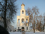 Колокольня построена в ХIХ веке, считается что по проекту Росси. Но это не Росси. Архитектор Соколов.