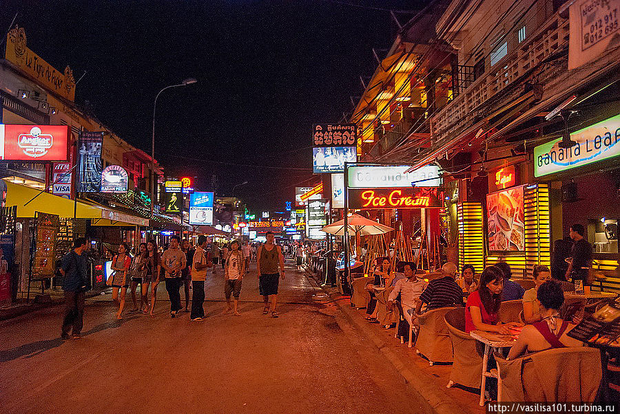 Главная туристическая улица, пешеходная, состоит из одних кафе Сиемреап, Камбоджа