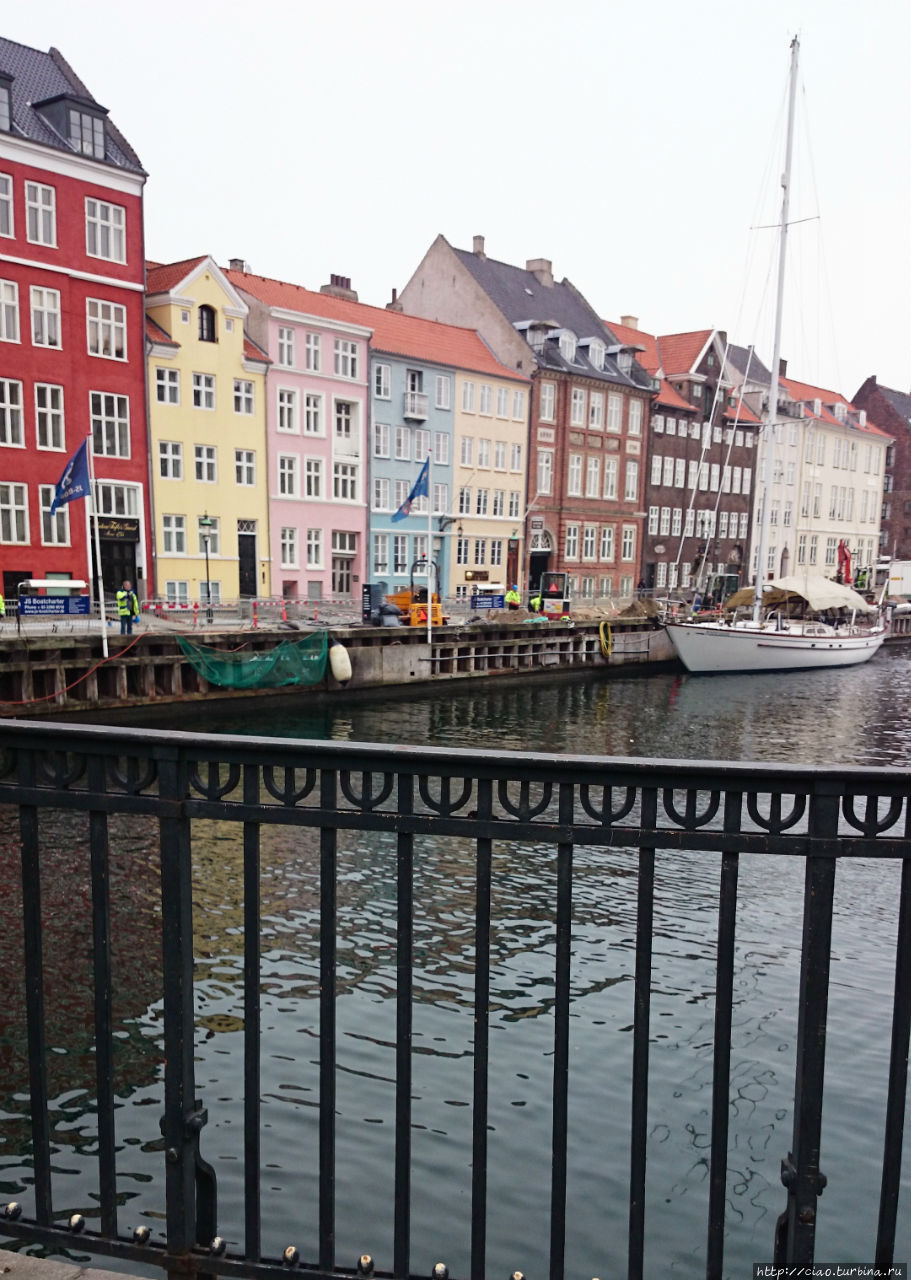 Нюхавн (Новая гавань) – исторический район города, очень красивое место. Здесь в нескольких домах жил Андерсен. Наверное, по этому каналу и плыл когда-то стойкий оловянный солдатик... Копенгаген, Дания