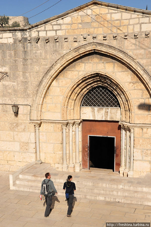 Вход в храм Успения — с резным порталом-луковкой. Иерусалим, Израиль