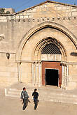Вход в храм Успения — с резным порталом-луковкой.