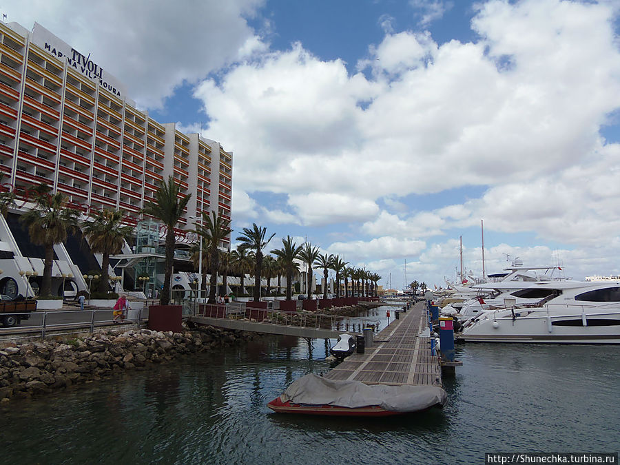 Отель Tivoli расположен прямо в яхтенном порту.