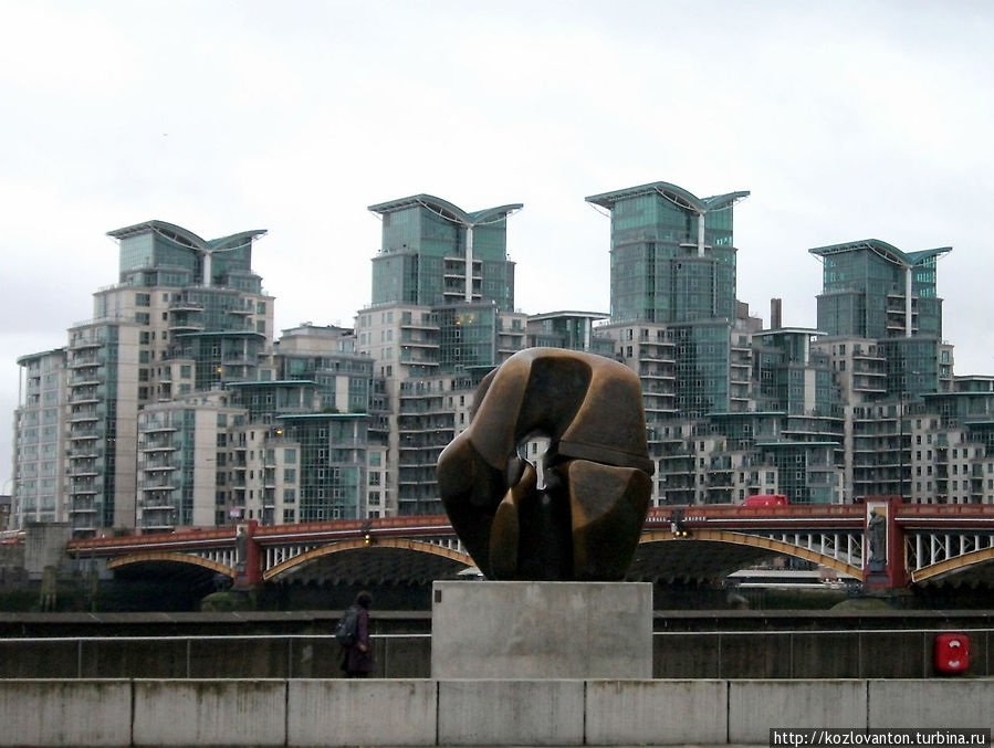 Современная скульптура на фоне современных зданий.