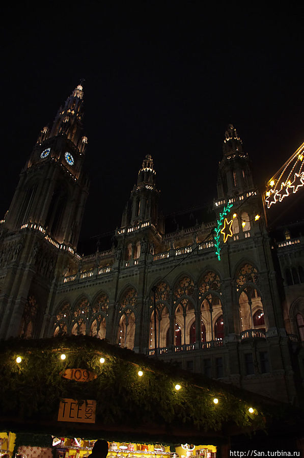 Ратуша, подсвеченная огнями