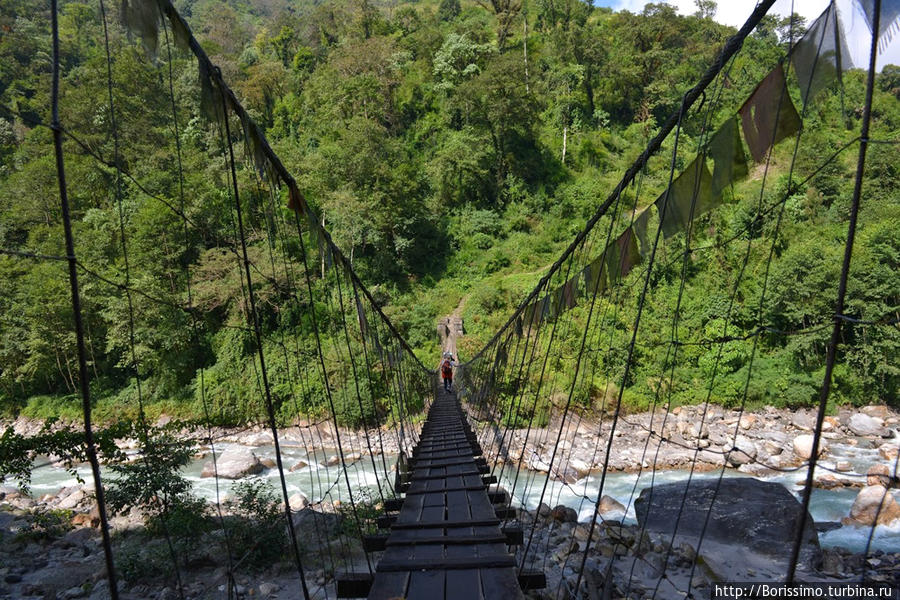 Иногда приходится пересекать реку по подвисному мосту. Непал