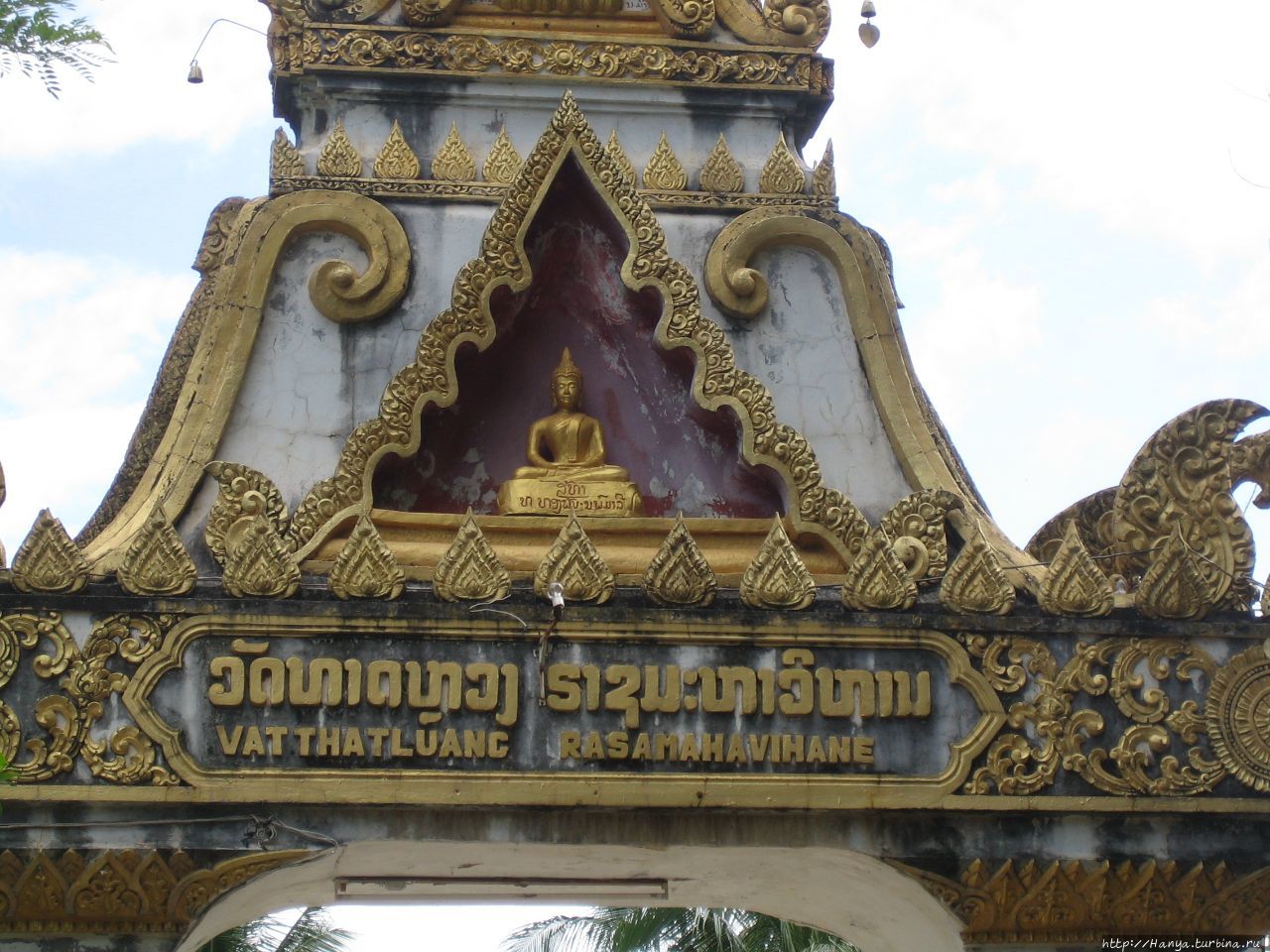 Входные ворота в Ват Тхат Луанг