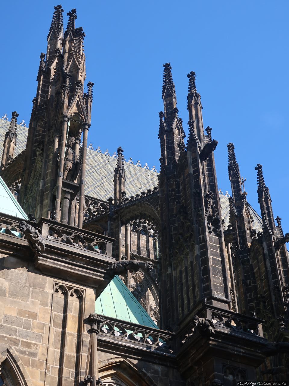 Фрагмент южного фасада собора Святого Вита с горгульями и прочими элементами. Прага, Чехия
