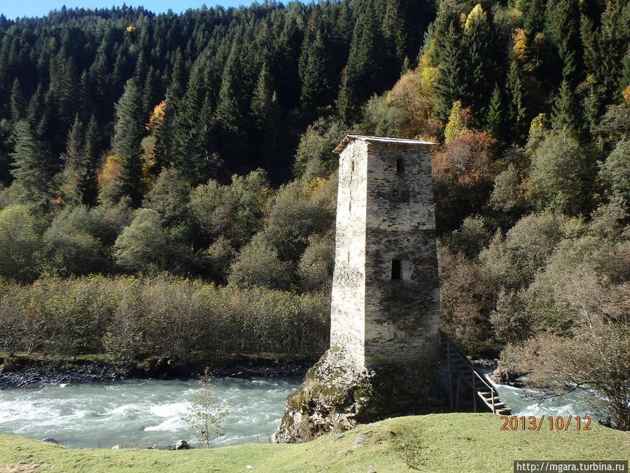 Башня любви в Ипари по дороге в Ушгули Местиа, Грузия
