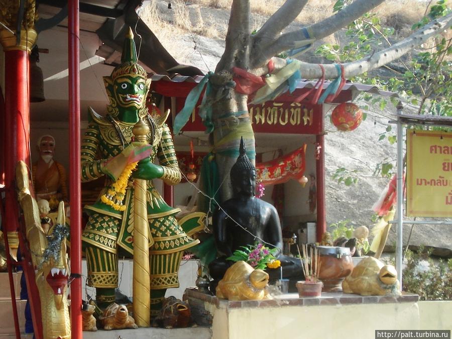 Зеленый демон у входа в храм Хуа-Хин, Таиланд