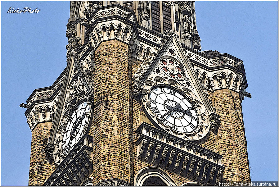 Часы на главной башне. Это строение нельзя не заметить. Оно очень красивое, и туристы обязательно заглядывают сюда...
* Мумбаи, Индия