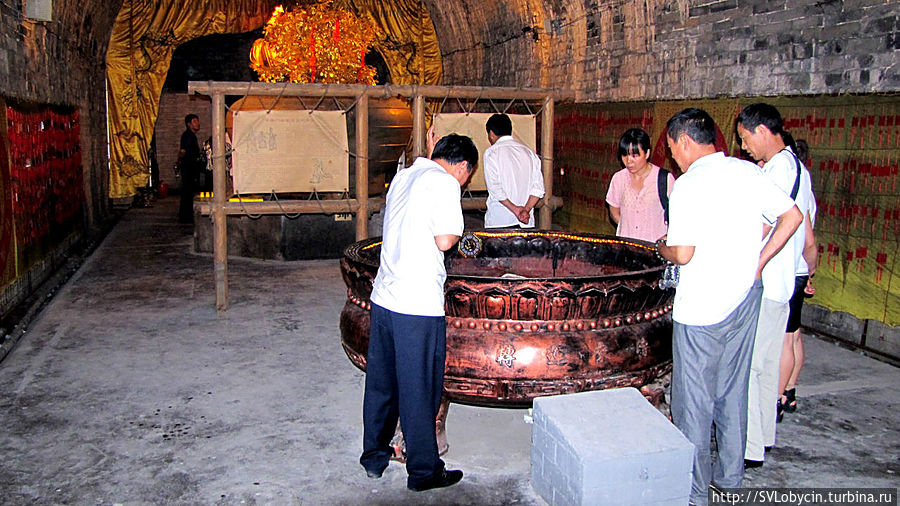 Медный сосуд, реликвия музея в каземате Нанкин, Китай