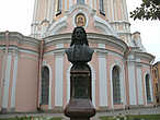 Памятник Головину у Андреевского собора.