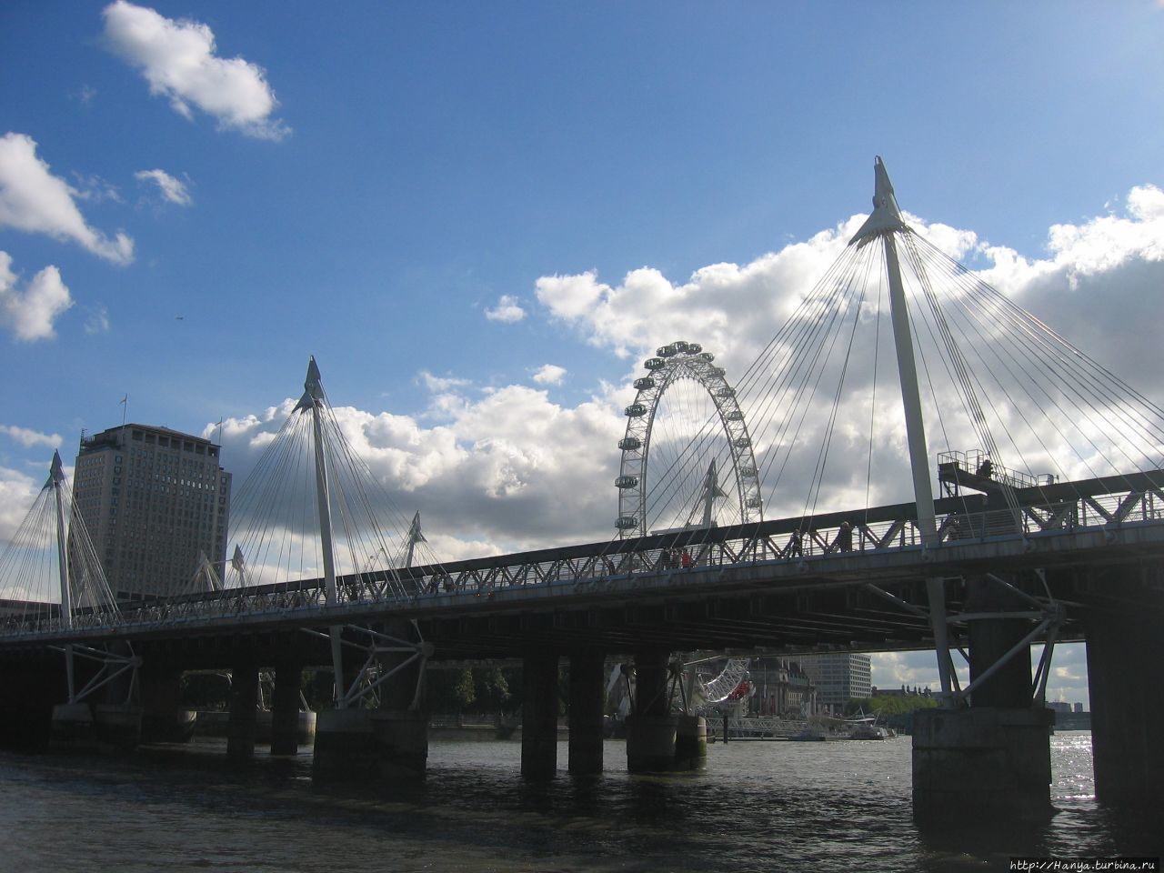 Колесо обозрения в Лондоне с Темзы Лондон, Великобритания