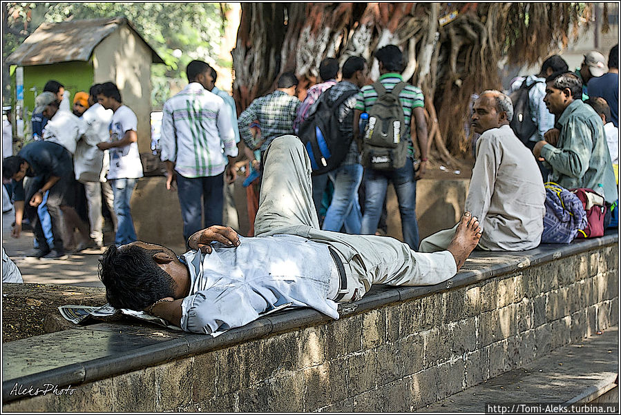 Запросто можно вот так вздремнуть...
* Мумбаи, Индия
