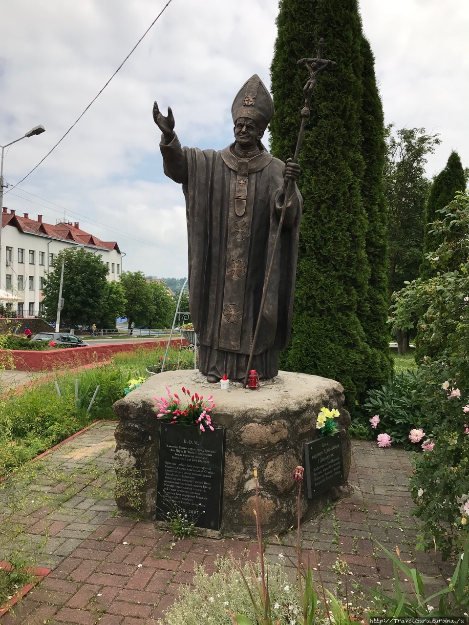 Памятник Паре Римскому Иоанну Павлу II у костёла святого Иосифа Воложин, Беларусь