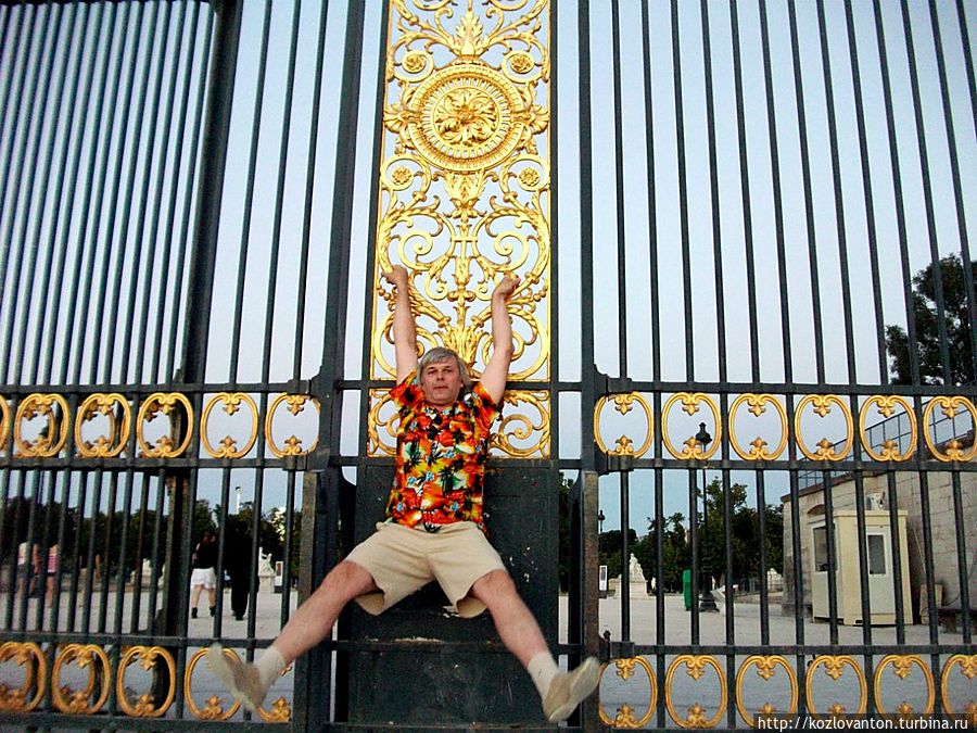 Вечерняя зарядка на уже закрытых воротах сада Тюильри.