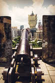 Форталеза-ду-Монти. Крепость, которая служила резиденцией губернатора колонии. Тут расположены Музей Макао, парк с обзорной площадкой и пушками. Отсюда открывается чудесный вид на город. По сравнению с Гонконгом, Макао отличается более ровным ландшафтом.
