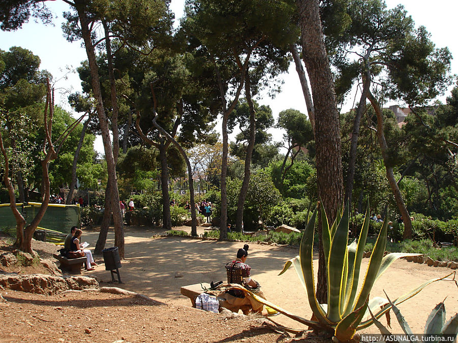 Парк Гуэля (Park Guell) — знаменитый парк, созданный Антонио Гауди в начале 20 века в верхней части Барселоны. Парк весь дышит концепцией великого архитектора, который никогда не признавал прямые линии и монотонные цвета. Он стремился разнообразить свою архитектуру, придать ей красок и изгибов, чтобы она казалась естественной, гармоничной, как будто придуманной самой природой.
У входа в парк стоят два пряничных домика необычной формы, украшенный яркой керамикой.