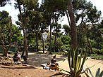 Парк Гуэля (Park Guell) — знаменитый парк, созданный Антонио Гауди в начале 20 века в верхней части Барселоны. Парк весь дышит концепцией великого архитектора, который никогда не признавал прямые линии и монотонные цвета. Он стремился разнообразить свою архитектуру, придать ей красок и изгибов, чтобы она казалась естественной, гармоничной, как будто придуманной самой природой.
У входа в парк стоят два пряничных домика необычной формы, украшенный яркой керамикой.